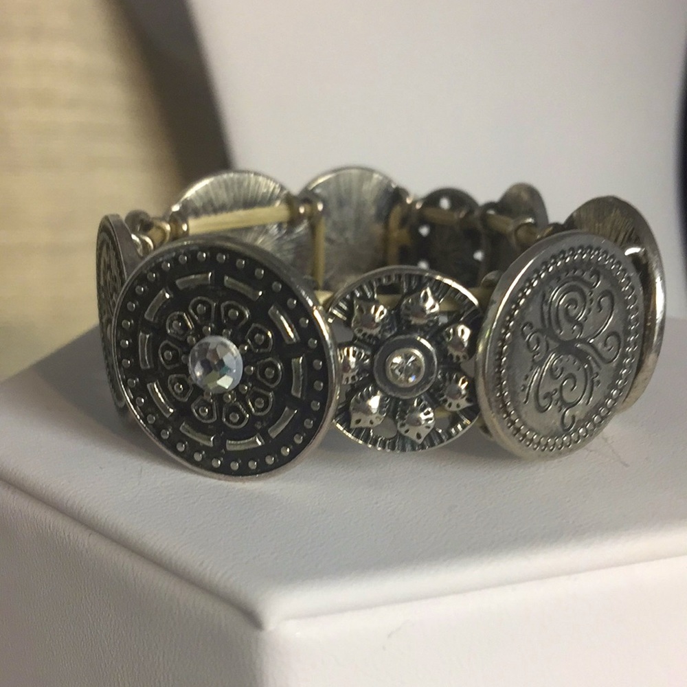 Medallion bracelet stretch with coin shaped links